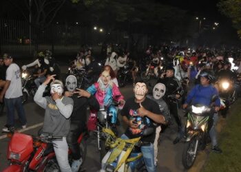 Desbordadas caravanas de Halloween generon caos en las principales vías de Ibagué