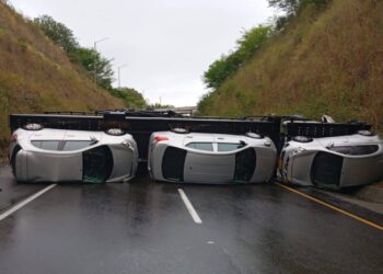 Cierre en la variante Ibagué-Espinal por volcamiento de camión “niñera” en Gualanday