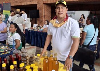 Apicultor de Rovira, Tolima, destaca en la COP16 con productos derivados de la miel