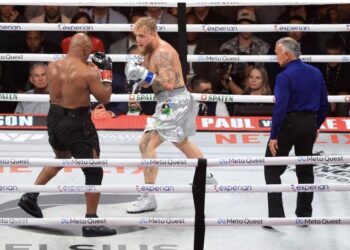 Jake Paul vence a Mike Tyson en épica pelea de exhibición y rinde homenaje al ícono del boxeo