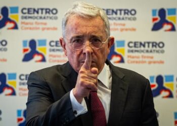 Álvaro Uribe sugiere incrementar el uso de tecnología Pegasus en Colombia