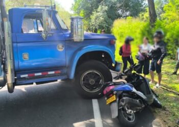 Grave accidente en el norte del Tolima: mujer embarazada choca contra un camión