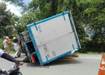 Furgón volcó en la vĆa El Espinal-Guamo: conductor sufrió contusiones leves