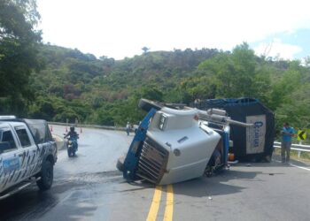 Paso restringido en la vía Venadillo-Lérida por volcamiento de tractocamión
