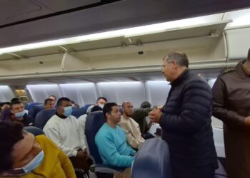 Colombia repatria a 110 ciudadanos deportados desde EE. UU. en un avión de la FAC