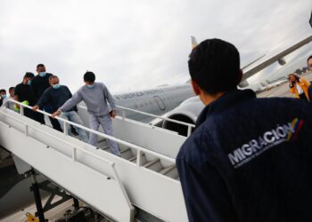 EE. UU. exige deportación para reanudar citas de visa en Colombia