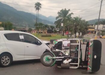 Conductor de moto carguero resulta herido en accidente frente a la Terminal de Transporte de Ibagué
