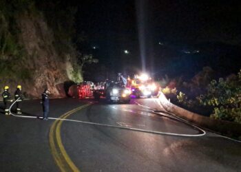 Habilitan vía Ibagué-Cajamarca tras accidente de tractocamión