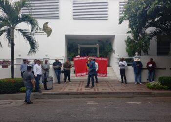 Denuncian despidos y persecución sindical en Alcanos de Colombia