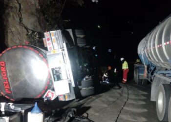 Cierre total de la vía Ibagué-Cajamarca por riesgo de explosión tras volcamiento de camión cisterna