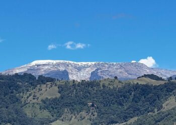 Actividad en el Nevado del Ruiz genera columna de humo visible, pero sin riesgo inmediato