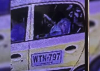 Taxista devuelve bolso perdido a mujer en un acto de honestidad ejemplar