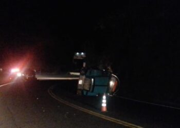 Cierre total en la vía Ibagué-Cajamarca por volcamiento de tractocamión con combustible