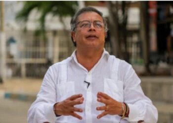 Petro ofrece universidad gratuita y trabajo social a jóvenes que dejen el ELN