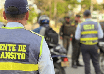 Agentes de tránsito en Ibagué enfrentan agresiones con tomates y yucas en la plaza de la 21
