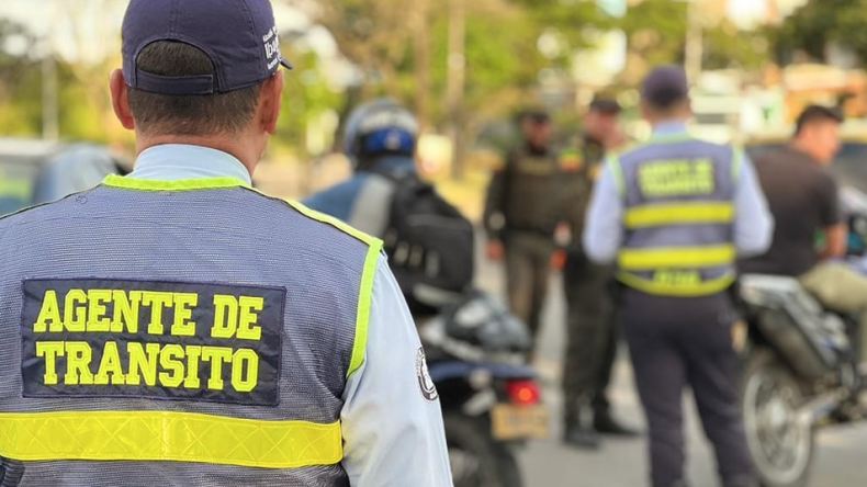 Agentes de tránsito en Ibagué enfrentan agresiones con tomates y yucas en la plaza de la 21