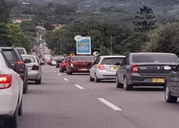 Alta congestión en la vĆa BogotĆ”-Girardot con flujo vehicular lento y lluvias leves