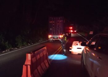 Cierre de vía Tolima-Quindío por volcamiento de tractocamión cargado con combustible