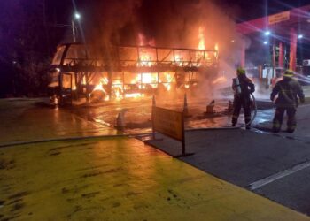 Incendio de bus en vĆa Guaduas-Honda deja 36 pasajeros ilesos