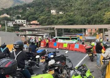 Firmantes de paz levantan bloqueo en la vía Melgar-Bogotá tras acuerdo para mesa de trabajo con el Gobierno