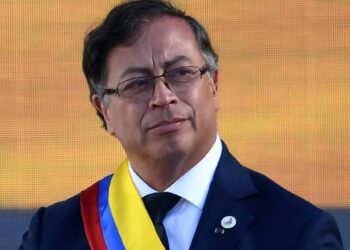 Petro respalda al magistrado Reyes tras acusaciones de Uribe