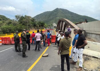 Excombatientes reanudan bloqueos en la vía Girardot – Bogotá tras fallidas negociaciones