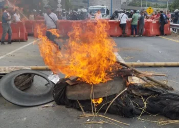 Bloqueo total en la vía Melgar-Bogotá: firmantes de paz exigen cumplimiento de acuerdos