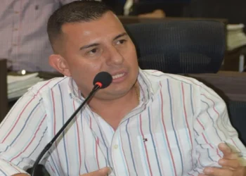 Concejal Víctor Ortiz responde a críticas y arremete contra abogado cercano a Óscar Barreto