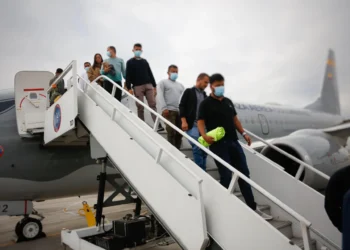 Petro destaca regreso de deportados sin esposas