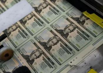 Dólar cae en Colombia por incertidumbre arancelaria de Trump