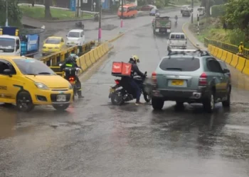 Motociclista lesionado tras caer en un hueco en el puente del Topacio, IbaguƩ