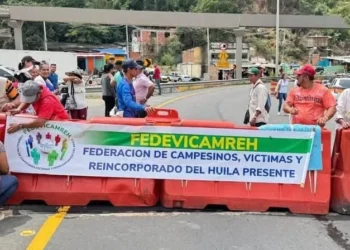 Protesta de víctimas, campesinos y firmantes de paz bloquea vía Bogotá-Girardot
