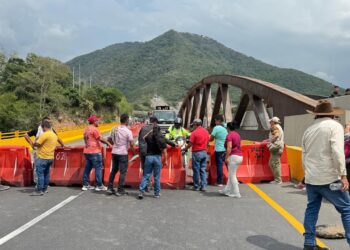 Manifestación de firmantes de paz bloquea vía Melgar – Bogotá en el sector Boquerón