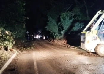 Paso restringido en la vía a La Línea tras derrumbes por lluvias