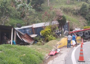 Tractocamión choca contra vivienda en la vía Cajamarca – Ibagué y afecta el tránsito