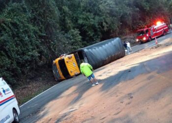 Cierre total en la vía Cajamarca-Calarcá por volcamiento de camión