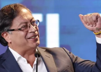 ¿Crisis en el gabinete: Petro viaja a Dubái mientras su gobierno se fractura?