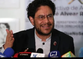 IvÔn Cepeda responde a Uribe en medio de juicio por manipulación de testigos