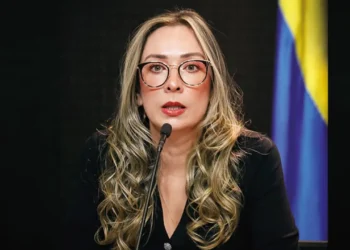 Petro critica a Katherine Miranda por celebrar el hundimiento de la reforma laboral