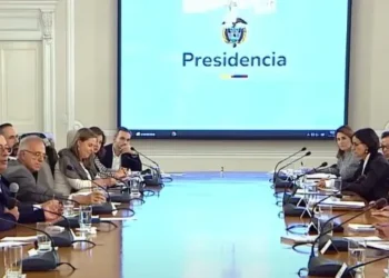 Petro descarta pagar deudas de EPS y advierte liquidaciones