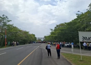 Arroceros bloquean la vía Chicoral-Girardot en protesta por crisis del sector