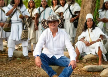 Petro advierte a gestores farmacéuticos por acaparamiento de medicamentos