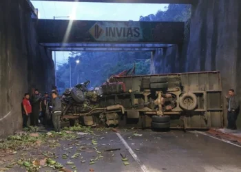 Cierre total en la vĆa Cajamarca-CalarcĆ” por volcamiento de un camión
