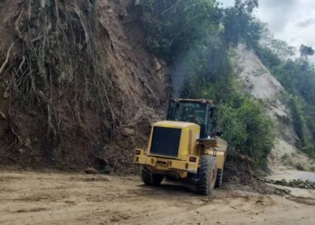 Avanzan trabajos para restablecer la movilidad en la vía Ibagué – Cajamarca