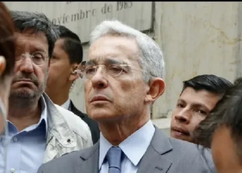 Fiscalía comete insólito error en juicio contra Álvaro Uribe al proyectar video XXX
