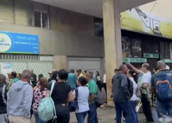 Caos en dispensarios: usuarios de Nueva EPS protestan por falta de medicamentos