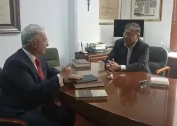 Petro responde a Uribe y defiende la reforma laboral: “No es odio, es lucha de clases”