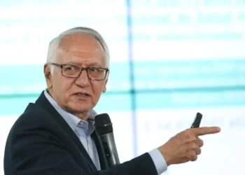 Ministro Guillermo Jaramillo guarda silencio ante escándalo por contrato del buque hospital