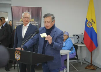 Prada desmiente a Leyva: “Petro no consumió licor ni drogas durante visita a Francia”