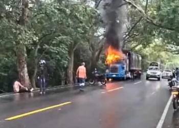 Tractomula se incendió en vía del norte del Tolima y conductor resultó envuelto en llamas